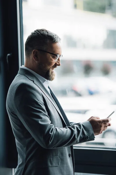 Schöner Geschäftsmann Formeller Kleidung Und Brille Mit Smartphone — Stockfoto