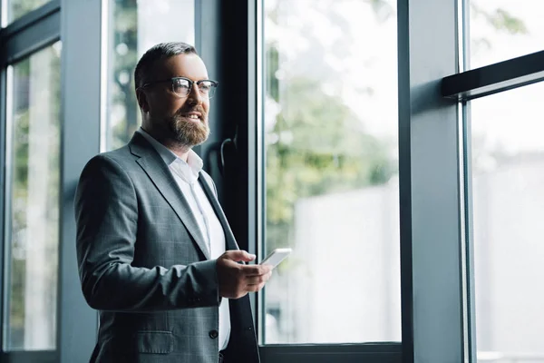 Guapo Hombre Negocios Ropa Formal Gafas Con Teléfono Inteligente — Foto de Stock