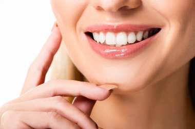 beyaz üzerinde izole beyaz dişleri ile gülümseyen kadın kırpılmış görünümü