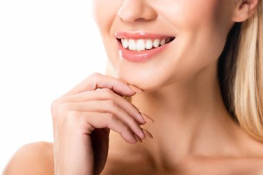 beyaz üzerinde izole beyaz dişleri ile çıplak gülümseyen kadın kısmi görünümü