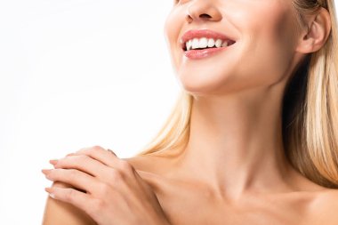 beyaz üzerinde izole beyaz dişleri ile çıplak gülümseyen kadın kısmi görünümü