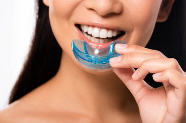 beyaz izole ağızlık kullanarak kadının kırpılmış görünümü