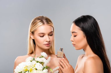 gri izole çiçek ve parfüm ile güzel çıplak kadın