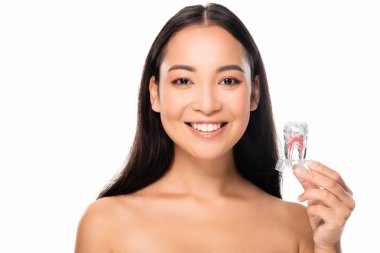 beyaz izole diş modeli ile mutlu çıplak asya kadın