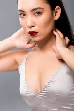 gri izole kırmızı dudaklı sadan elbiseli asyalı kadın