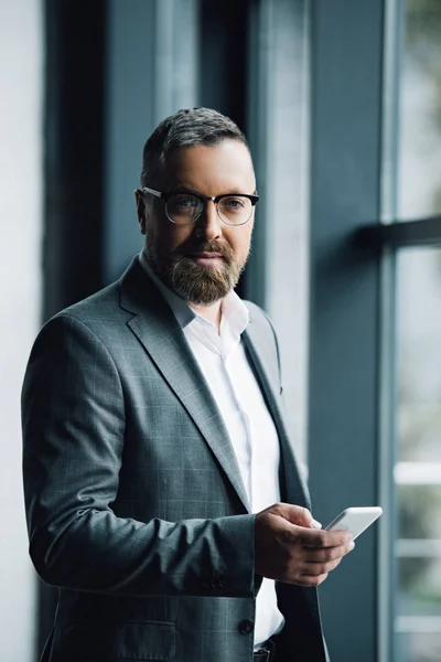 Kjekk Forretningsmann Med Vernebriller Smarttelefon – stockfoto