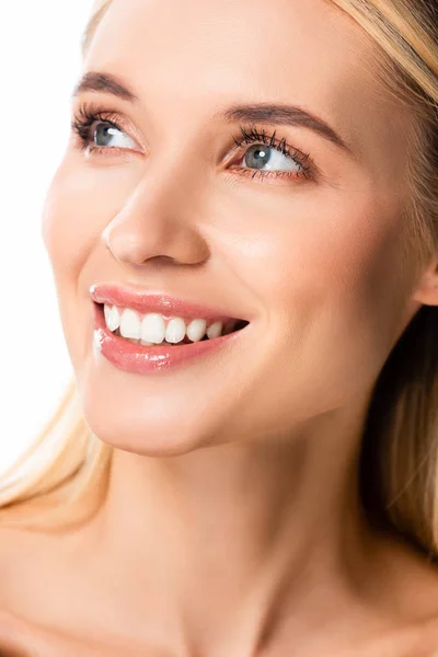 Sorrindo Mulher Loira Com Dentes Brancos Olhando Para Longe Isolado — Fotografia de Stock