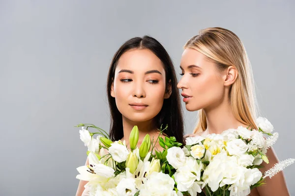 Schöne Blonde Und Asiatische Brünette Nackte Junge Frauen Mit Blumen — Stockfoto