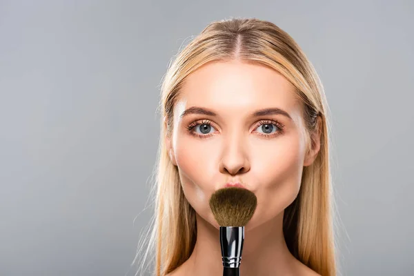 Jovem Mulher Nua Com Escova Cosmética Isolada Cinza — Fotografia de Stock