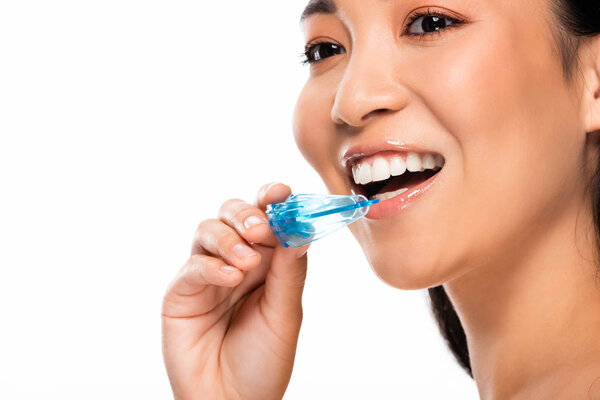 портрет азиатки, держащей рот на замке, изолированный на белом
