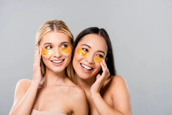 Sorrindo Bonito Asiático Europeu Meninas Com Olho Remendos Isolado Cinza — Fotografia de Stock