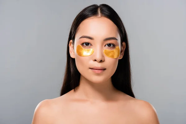 Naken Asiatisk Kvinna Med Ögonfläckar Ansiktet Isolerad Grå — Stockfoto