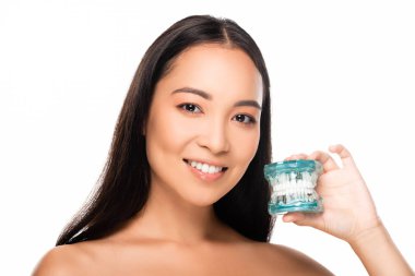 neşeli çıplak asya kadın beyaz izole çene modeli tutan