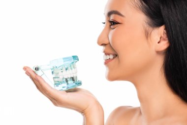 beyaz izole çene modeli tutan gülümseyen çıplak asya kadın yan görünümü
