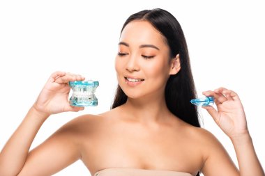 gülümseyen asyalı kadın çene modeli ve ağız lık beyaz izole tutan