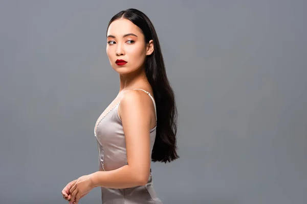 회색에 입술과 새로운 드레스에 아름다운 아시아 여자의 측면보기 — 스톡 사진