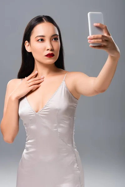 Kırmızı Dudaklı Sadan Elbiseli Güzel Asyalı Kadın Gri Izole Selfie — Stok fotoğraf