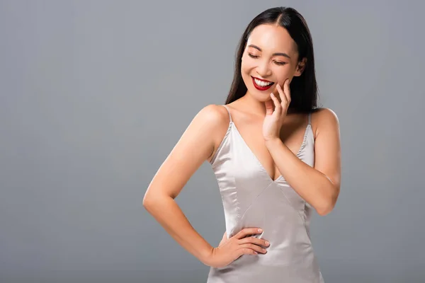 Glücklich Schöne Asiatische Frau Satinkleid Mit Roten Lippen Isoliert Auf — Stockfoto
