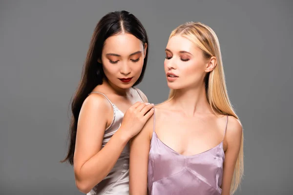 Elegante Europäische Blondine Und Asiatische Brünette Frauen Isoliert Auf Grau — Stockfoto
