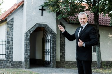 üst düzey adam başparmak gösteren ve kilisede parmak ile işaret 