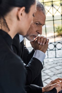 cenaze de kadının yanında sıkıştırılmış elleri ile kıdemli adamın seçici odak 