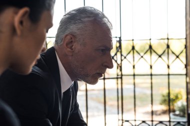 cenaze üzgün kadın yakın yaşlı adam seçici odak 