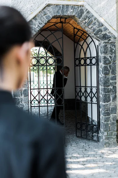 Selective Focus Sad Man Covering Face Building Woman — Stock Photo, Image