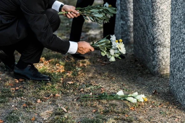 Bijgesneden Beeld Van Senior Man Putting Bloemen Buurt Van Graven — Stockfoto
