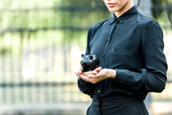 Decupat Vedere Femeie Holding Negru Piggy Bancă — Fotografie, imagine de stoc