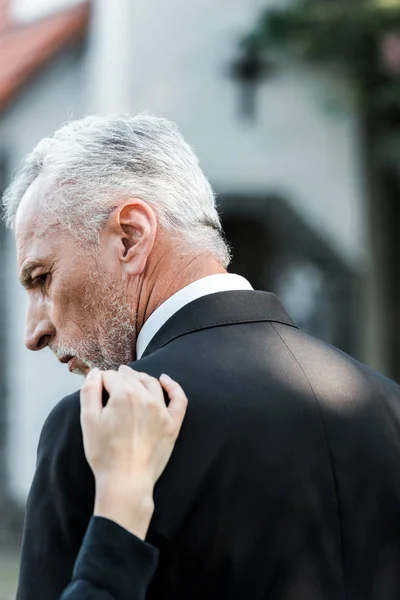 Recortado Vista Mujer Tocando Senior Hombre Con Gris Pelo Funeral —  Fotos de Stock