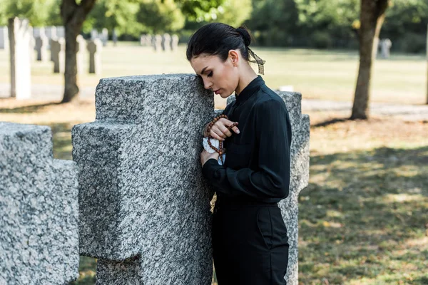 Mooie Trieste Vrouw Holding Rozenkrans Kralen Buurt Van Graven — Stockfoto