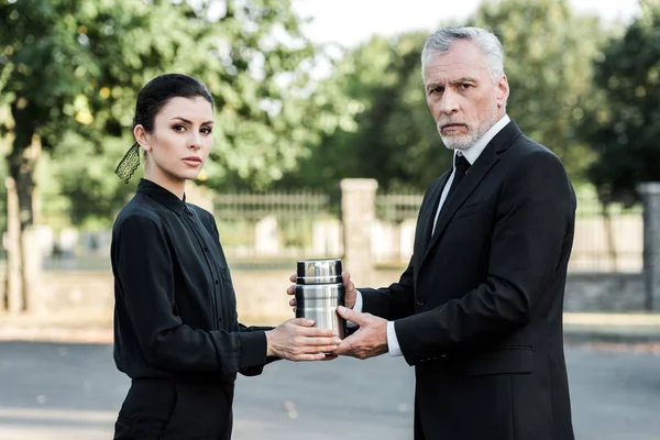 Frustrierte Männer Und Frauen Mit Urne Der Hand Und Blick — Stockfoto