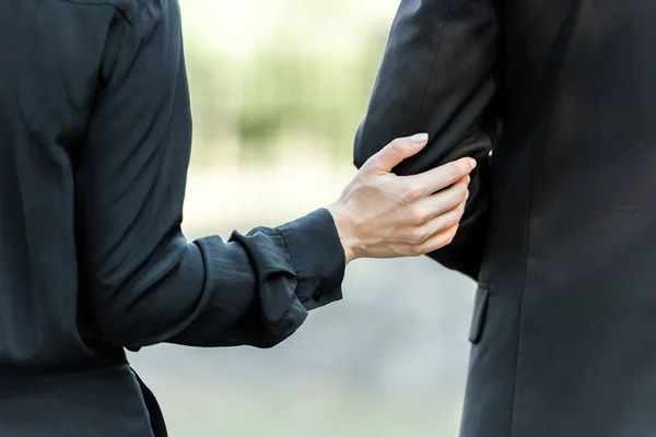Przycięte Widok Kobiety Dotykając Rękę Człowieka Pogrzebie — Zdjęcie stockowe