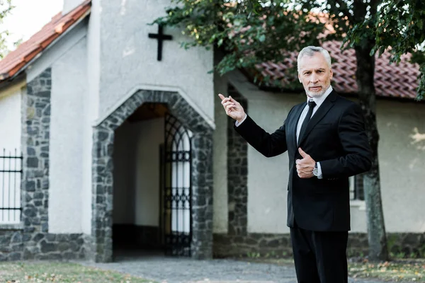 Senior Man Visar Tummen Upp Och Pekar Med Fingret Kyrkan — Stockfoto