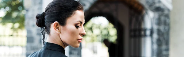 Panoramic Shot Attractive Woman Standing Building Funeral — Stock Photo, Image