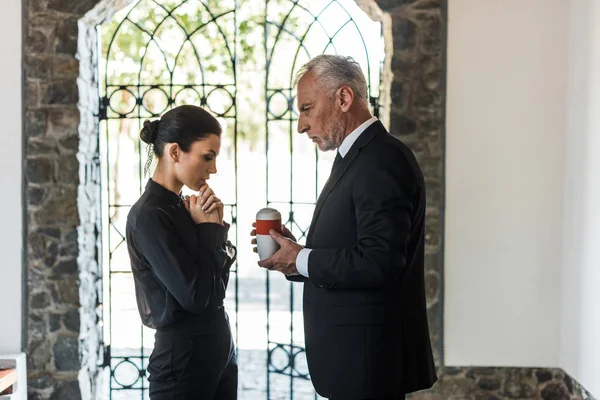 Senior Man Holding Bårhus Urn Nära Upprörd Kvinna Med Knuten — Stockfoto