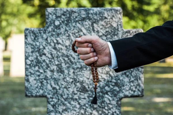 Cropped View Man Holding Rosary Beads Gravestone — Stock Photo, Image