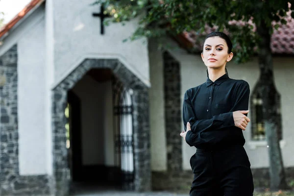 Attraente Donna Piedi Con Braccia Incrociate Vicino Alla Chiesa — Foto Stock