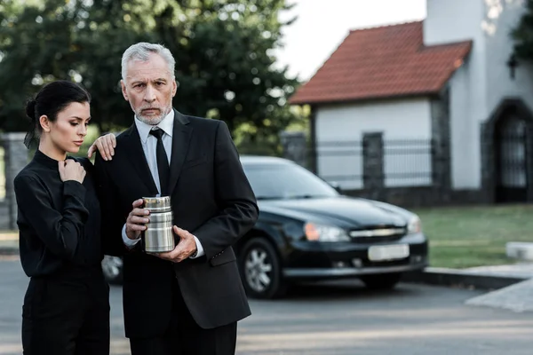 Upset Woman Standing Bearded Man Mortuary Urn — Stock Photo, Image