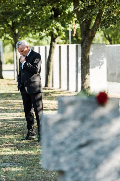 Mezarlıkta Duran Üzgün Adam Seçici Odak — Stok fotoğraf