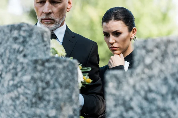 Selective Focus Upset Senior Man Attractive Woman Graveyard — Stock Photo, Image