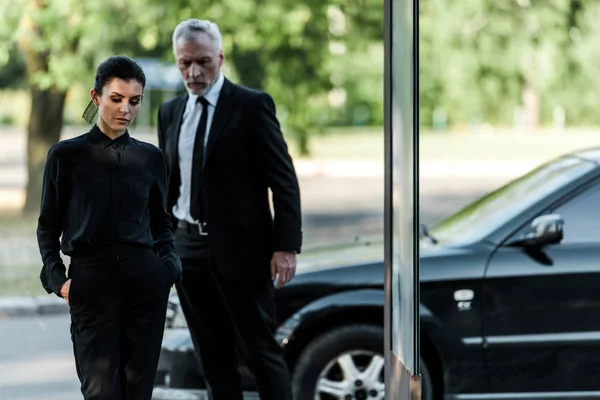 Hombre Mayor Molesto Mujer Triste Desgaste Formal Cerca Del Coche — Foto de Stock