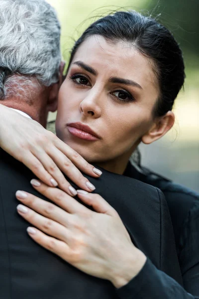 Supărat Femeie Îmbrățișarea Senior Bărbat Uitându Camera Foto — Fotografie, imagine de stoc