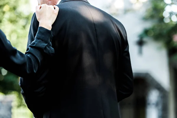 Ausgeschnittene Ansicht Einer Frau Die Älteren Mann Auf Beerdigung Berührt — Stockfoto