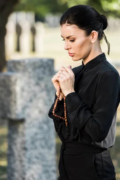 Beautiful Woman Holding Rosary Beads Tombstone — Stock Photo, Image