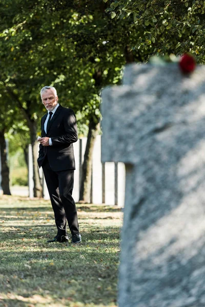 Selective Focus Upset Elderly Man Standing Graveyard — Stock Photo, Image