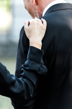 cenazede adama dokunan kadının kırpılmış görünümü 