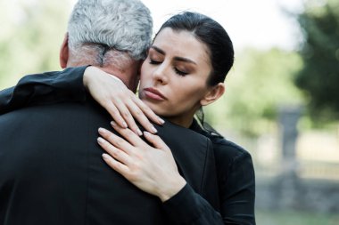 yaşlı adam sarılma kapalı gözleri ile üzgün kadın