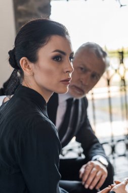 cenaze yaşlı adam yakınında oturan güzel kadının seçici odak 