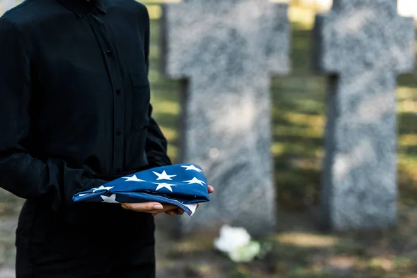 Recortado Vista Mujer Sosteniendo Bandera Americana Cementerio — Foto de Stock